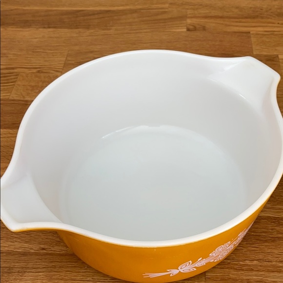 Pyrex butterfly gold casserole dish - Picture 6 of 11